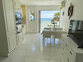 Appartement 2 pièces rénové avec vue mer, climatisation et balcon, proche commerces - FR-1-750-40